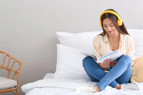 Pretty Young Woman Listening Music Reading Magazine Home — Stock Photo, Image