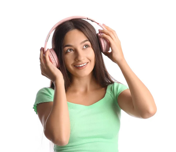 Joven Mujer Fresca Escuchando Música Sobre Fondo Blanco — Foto de Stock