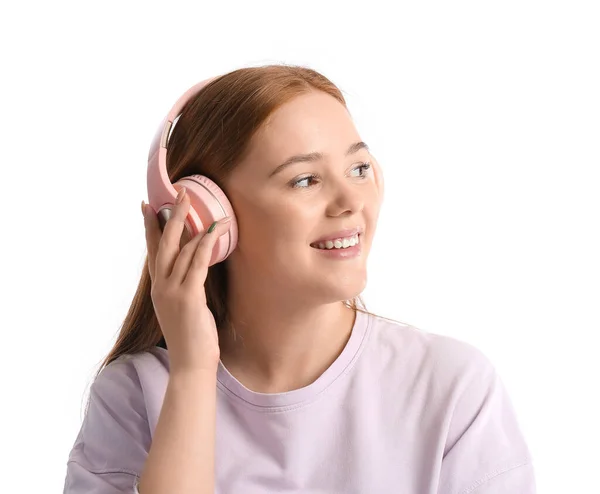 Wanita Muda Yang Keren Mendengarkan Musik Latar Belakang Putih — Stok Foto
