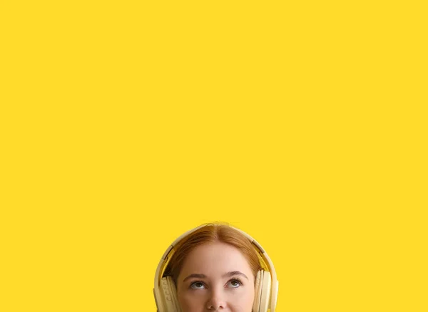 Cool Young Woman Listening Music Color Background — Zdjęcie stockowe
