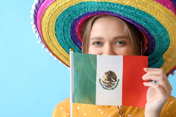 Ευτυχισμένη Νεαρή Γυναίκα Καπέλο Σομπρέρο Και Σημαία Μεξικού Στο Φόντο — Φωτογραφία Αρχείου