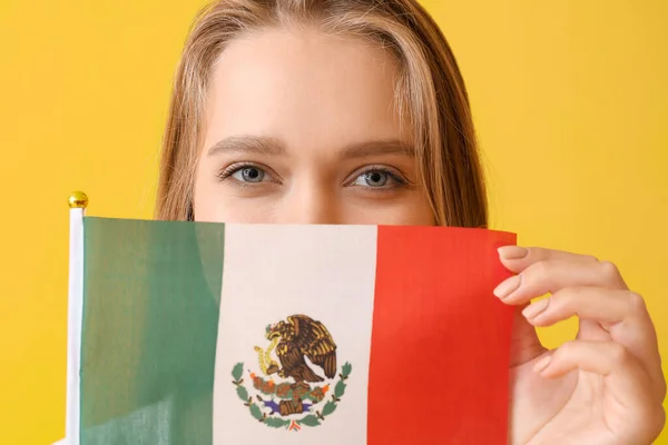 Mujer Joven Con Bandera México Sobre Fondo Color — Foto de Stock