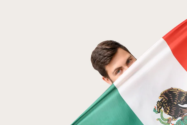 Bonito Homem Com Bandeira Mexicana Fundo Claro — Fotografia de Stock