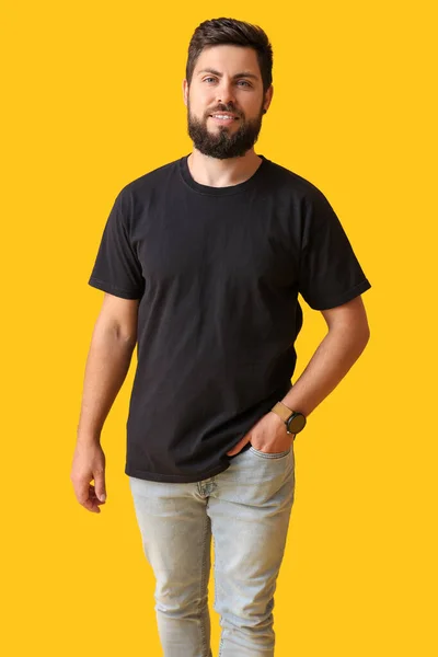 Hombre Guapo Camiseta Negra Sobre Fondo Amarillo — Foto de Stock