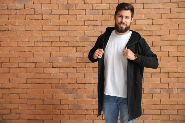 Hombre Guapo Camiseta Blanca Sobre Fondo Ladrillo — Foto de Stock