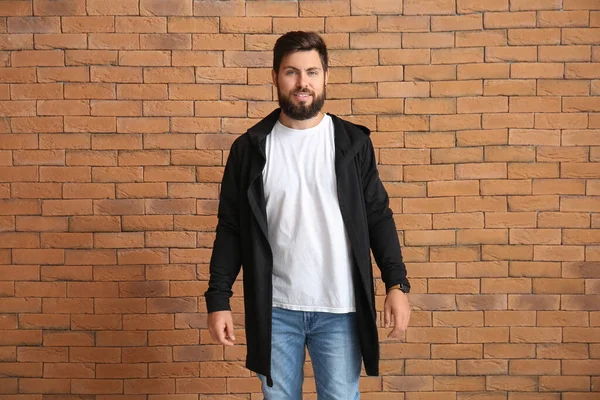 Hombre Guapo Camiseta Blanca Sobre Fondo Ladrillo — Foto de Stock