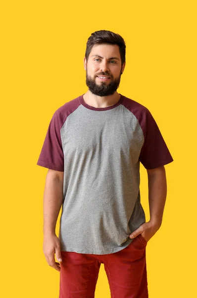黄色の背景にTシャツのハンサムな男 — ストック写真