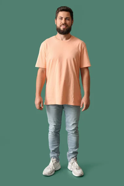 Schöner Mann Beigen Shirt Auf Grünem Hintergrund — Stockfoto