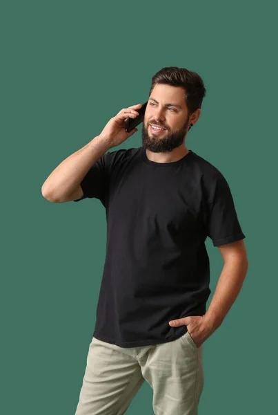 Handsome Man Black Shirt Talking Mobile Phone Green Background — Stock Photo, Image
