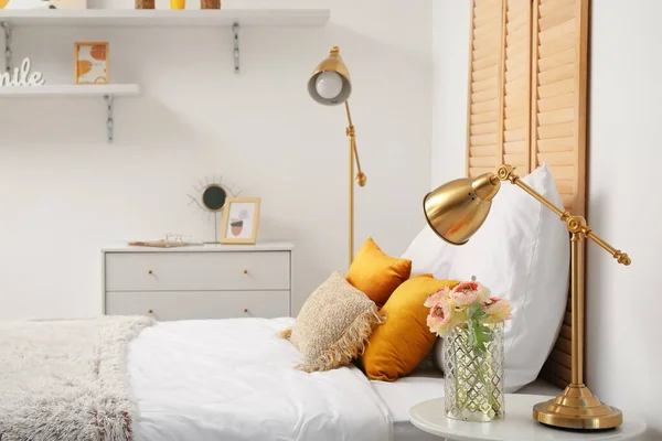 黄金のランプとテーブル付きの光の寝室のインテリア — ストック写真