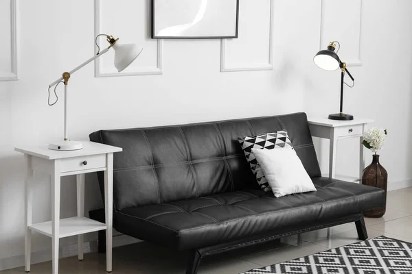 Interieur Eines Stilvollen Wohnzimmers Mit Schwarzer Couch Tischen Und Lampen — Stockfoto