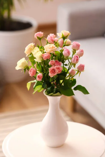 部屋のテーブルの上に小さな美しいバラの花瓶 — ストック写真