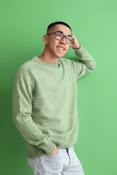 Yeşil Arka Planda Örgü Süveter Giyen Yakışıklı Asyalı Genç Adam — Stok fotoğraf
