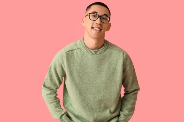 Stilig Ung Asiatisk Man Stickad Tröja Rosa Bakgrund — Stockfoto