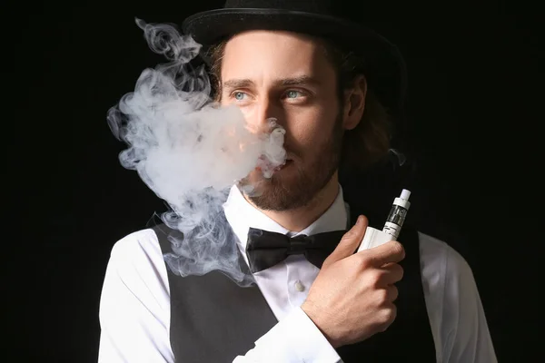 Vaping Junger Mann Auf Schwarzem Hintergrund — Stockfoto