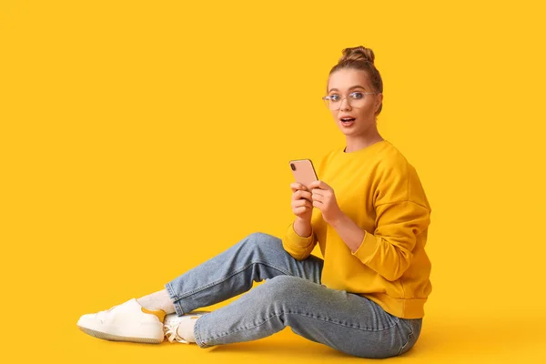 Surprised Young Woman Mobile Phone Yellow Background — Stock Photo, Image