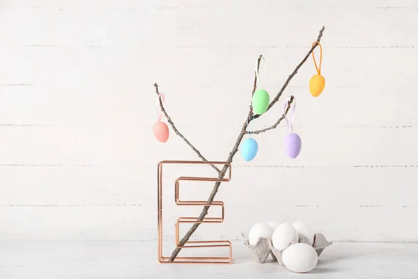 Větve Stromů Velikonoční Vajíčka Písmeno Bílém Dřevěném Pozadí — Stock fotografie