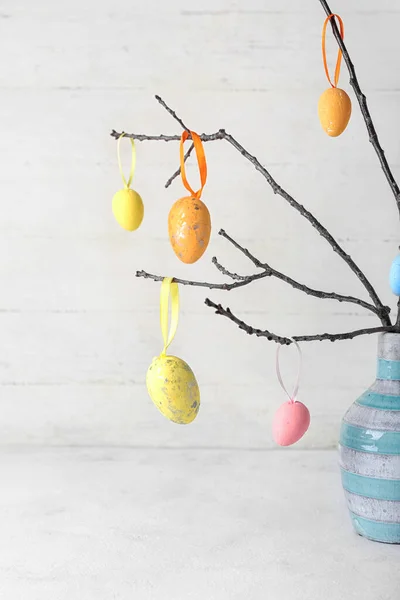 Velikonoční Vajíčka Visící Větvích Stromů Bílém Dřevěném Pozadí — Stock fotografie