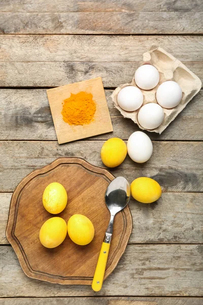 Yapımı Paskalya Yumurtaları Ahşap Arka Planda Zerdeçal Tozu — Stok fotoğraf