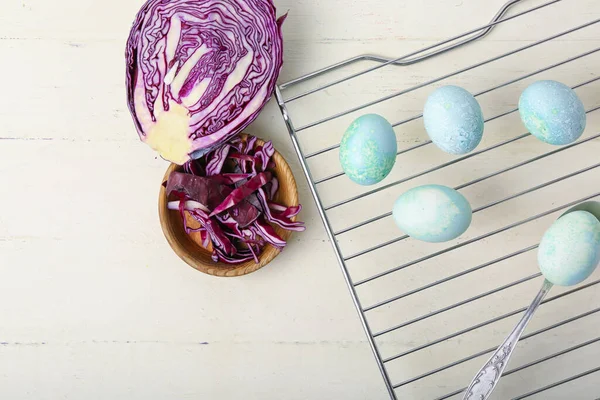 Cooling Grid Homemade Dyed Easter Eggs Purple Cabbage White Wooden — Stock Photo, Image