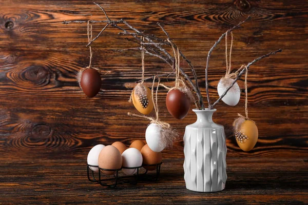 Vaso Com Galhos Árvore Suporte Com Ovos Páscoa Fundo Madeira — Fotografia de Stock