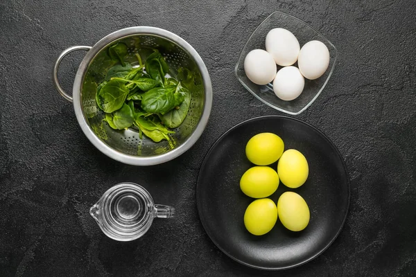 Natürliche Gefärbte Ostereier Und Spinatblätter Auf Dunklem Hintergrund — Stockfoto