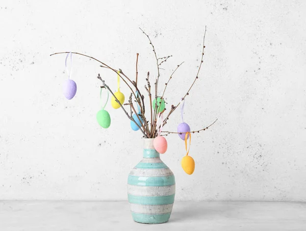 Florero Con Ramas Árbol Diferentes Huevos Pascua Sobre Fondo Claro — Foto de Stock