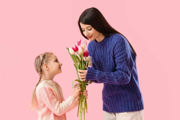 Bambina Che Saluta Sua Madre Con Fiori Tulipano Sfondo Rosa — Foto Stock