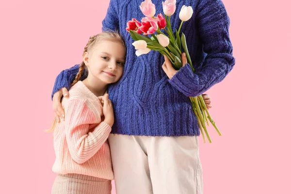 Niña Madre Con Flores Tulipán Sobre Fondo Rosa — Foto de Stock