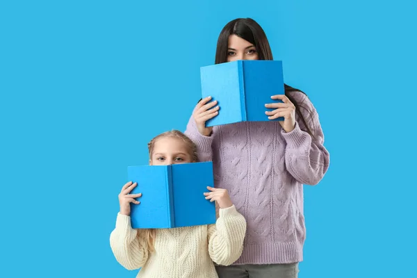 Little Girl Her Mother Warm Sweaters Books Blue Background — Stock Photo, Image