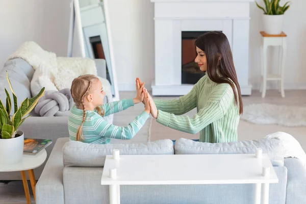 Feliz Niña Madre Suéteres Calientes Jugando Patty Cake Casa — Foto de Stock