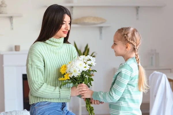 Klein Meisje Groeten Haar Moeder Met Bloemen Thuis — Stockfoto