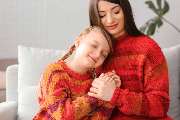 Niña Madre Suéteres Calientes Abrazándose Casa — Foto de Stock