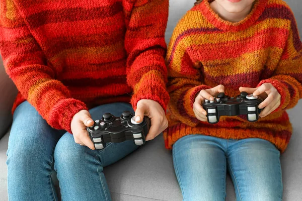 스웨터를 집에서 비디오 게임을 소녀와 어머니 — 스톡 사진
