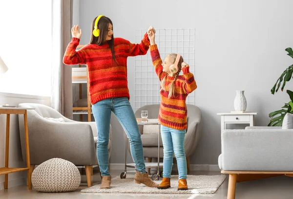 집에서 헤드폰을 스웨터를 소녀와 어머니 — 스톡 사진