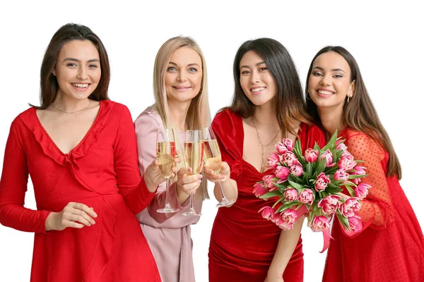 明るい背景に花とシャンパンの花束を持つ美しい若い女性 国際女性デーのお祝い — ストック写真