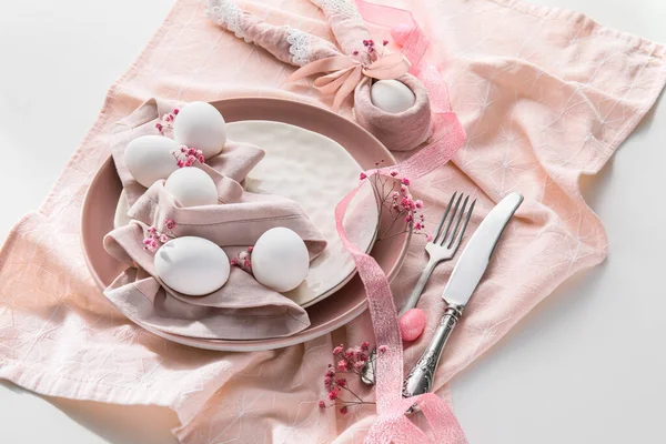 Schöne Oster Tischdekoration Mit Zigeunerblumen Auf Weißem Hintergrund — Stockfoto