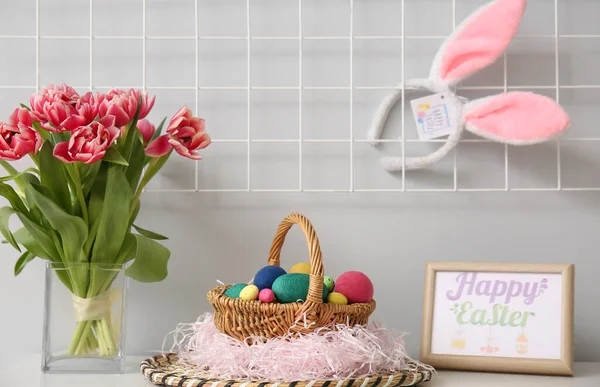 Корзина Покрашенными Яйцами Тюльпанами Поздравительной Открыткой Надписью Счастливая Пасха Комоде — стоковое фото