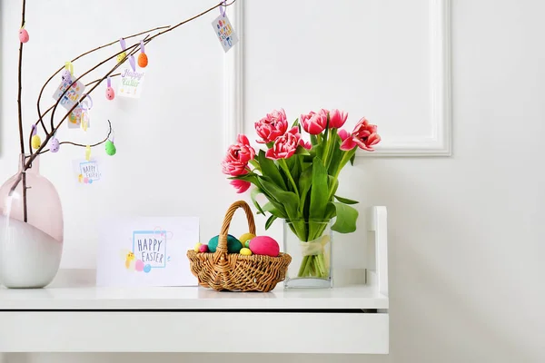 Mand Met Beschilderde Eieren Tulpen Wenskaart Met Tekst Happy Easter — Stockfoto