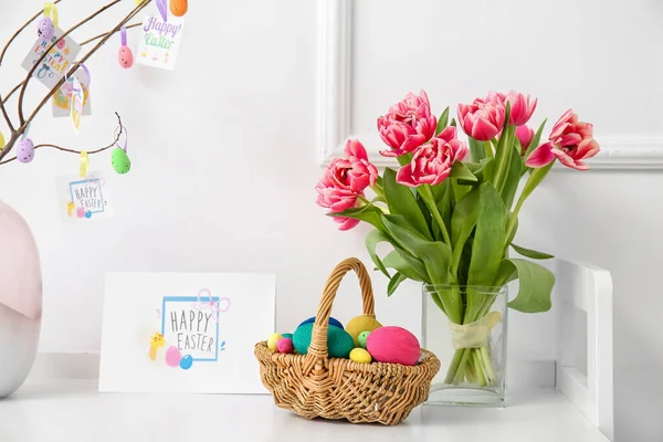 Корзина Покрашенными Яйцами Тюльпанами Поздравительной Открыткой Текстом Счастливой Пасхи Столе — стоковое фото