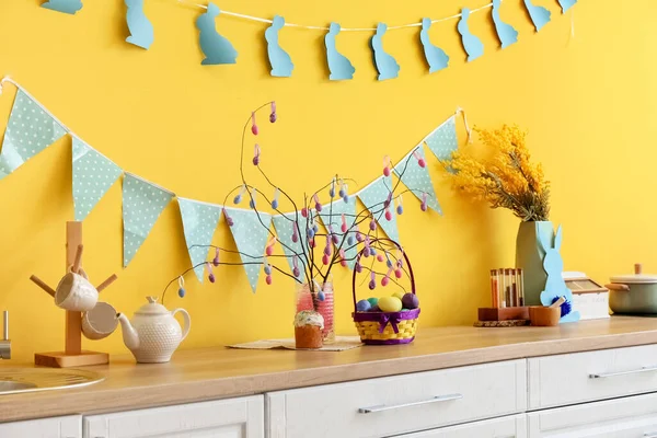 Cesta Con Huevos Pascua Pastel Decoración Mostrador Cerca Pared Color — Foto de Stock