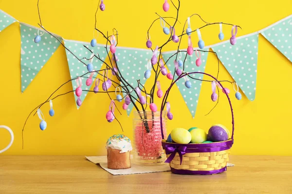 Kosár Húsvéti Tojással Tortával Dekorációval Asztalon Színes Fal Mellett — Stock Fotó