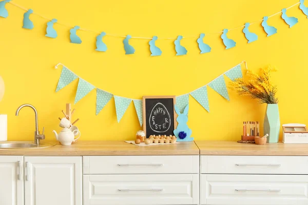 Soporte Con Huevos Pastel Tabla Con Texto Pascua Feliz Mostrador — Foto de Stock