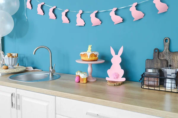Soporte Con Pastel Decoración Pascua Mostrador Cerca Pared Color — Foto de Stock