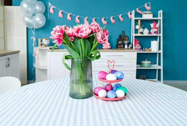 Soporte Con Huevos Pascua Jarrón Con Tulipanes Mesa Comedor — Foto de Stock