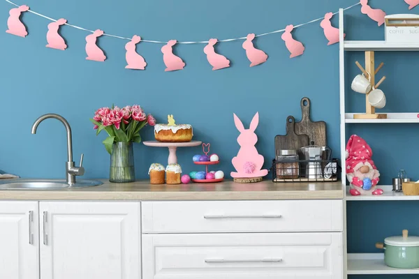 Soporte Con Pastel Huevos Pascua Mostrador Cerca Pared Color Interior — Foto de Stock