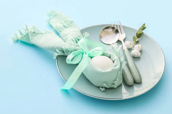 蓝色背景 特写的复活节庆祝餐桌布置漂亮 — 图库照片