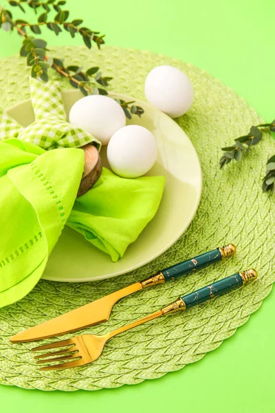 Bella Tavola Apparecchiata Celebrazione Della Pasqua Sfondo Verde — Foto Stock