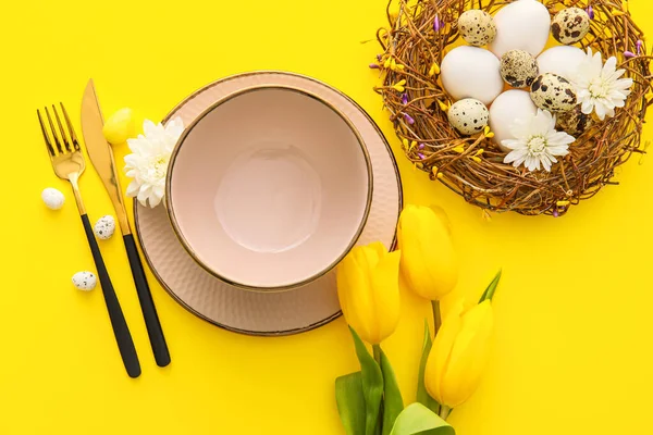 Beautiful Table Setting Easter Celebration Flowers Yellow Background — Stock Photo, Image
