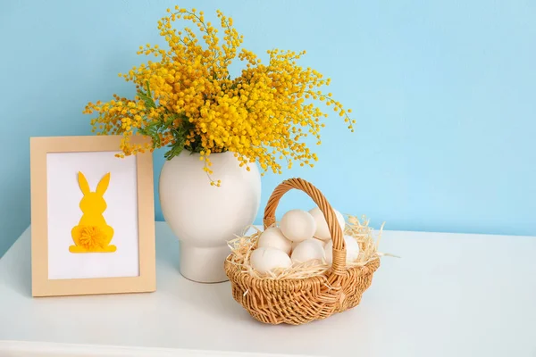 Korb Mit Ostereiern Fotorahmen Und Mimosen Blumen Auf Dem Tisch — Stockfoto